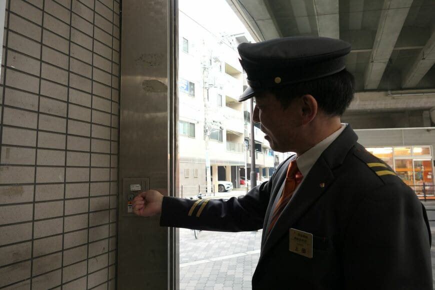 上田さんは助役時代、朝の始発前にシャッターを開けに来ていた（記者撮影）
