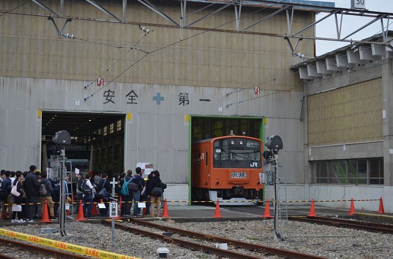 「省エネ電車」の触れ込みで登場した201系（筆者撮影）