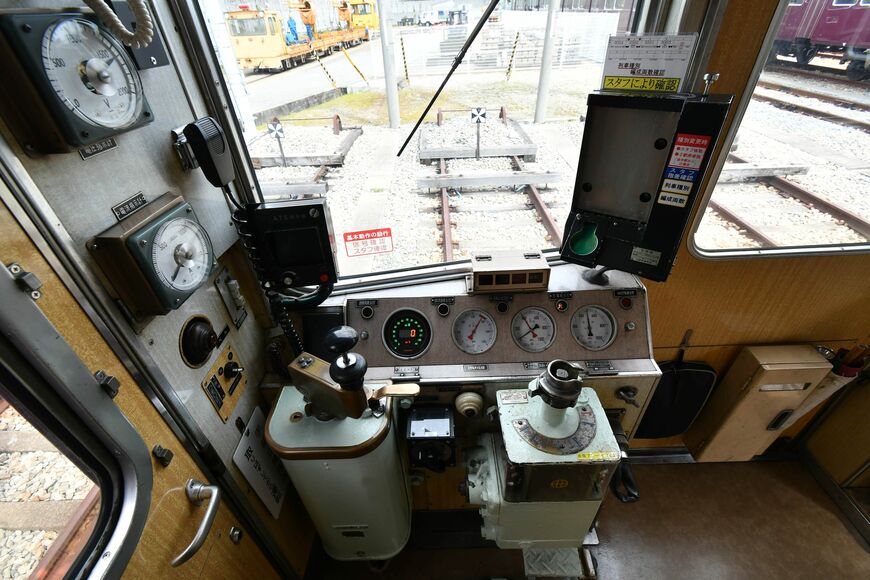 マスコンとブレーキが分かれた昔ながらの運転台。速度計は近年デジタル化された（筆者撮影）