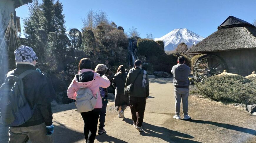 忍野八海を散策する中国人旅行者（