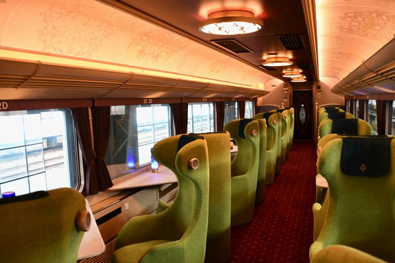ツインシートで構成される1号車の車内（記者撮影）