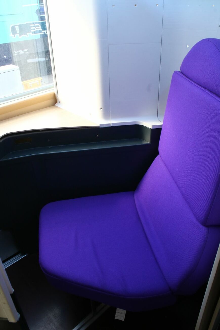 Luna Rail Labの「シートポッド」の座席はスペース有効活用のため窓に対して斜めに配置されている（撮影：橋爪智之）