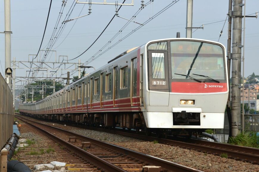 赤と白の旧カラー時代の8712編成。8000系登場時の前照灯は下部中央にあった（写真：相鉄グループ）