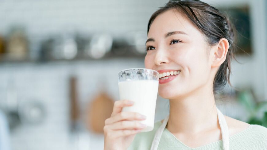 飲む時間帯によって異なる牛乳の健康効果について解説します（写真：mits／PIXTA）