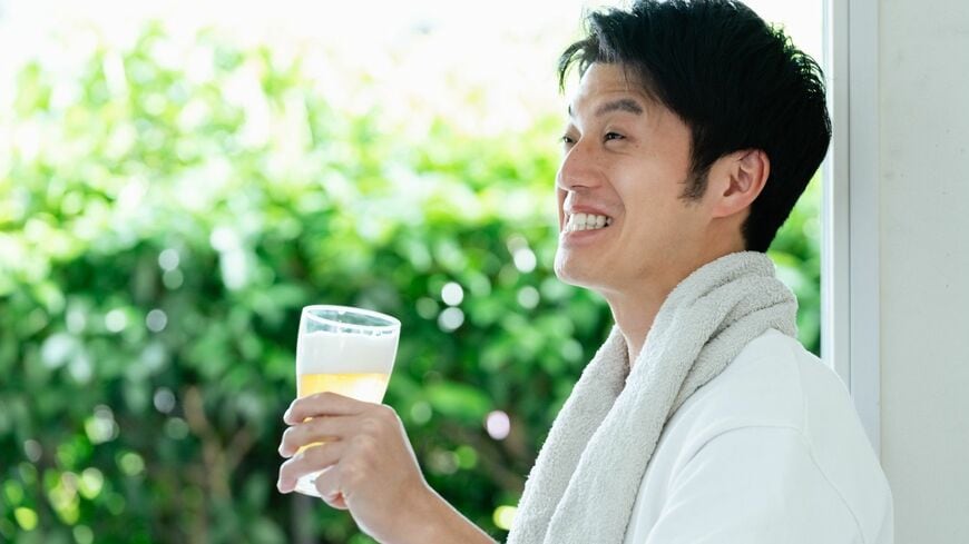 汗を流したあとに「ビールで乾杯！」は、とても気分がいいものですが……（写真：nonpii／PIXTA）