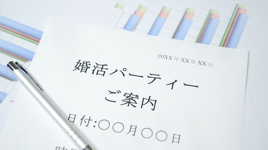 結婚しない選択も当たり前になった今、親が子の結婚に介入するのはなぜなのでしょうか（写真：カッペリーニ ／PIXTA）