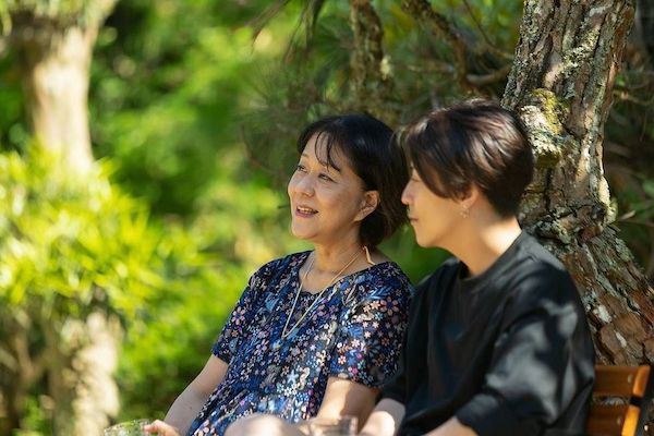Netflix公式「ウィークリーTOP10」入りが6週続いた人気のNetflixシリーズ「あいの里」。人生最後の恋を探しにきたメンバーがそろう。写真は60歳でバツ2の「みな姉」（左）と結婚歴なし35歳の青年実業家「たあ坊」（画像：Netflix）