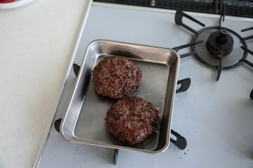 金属製バットで肉を休ませているところ