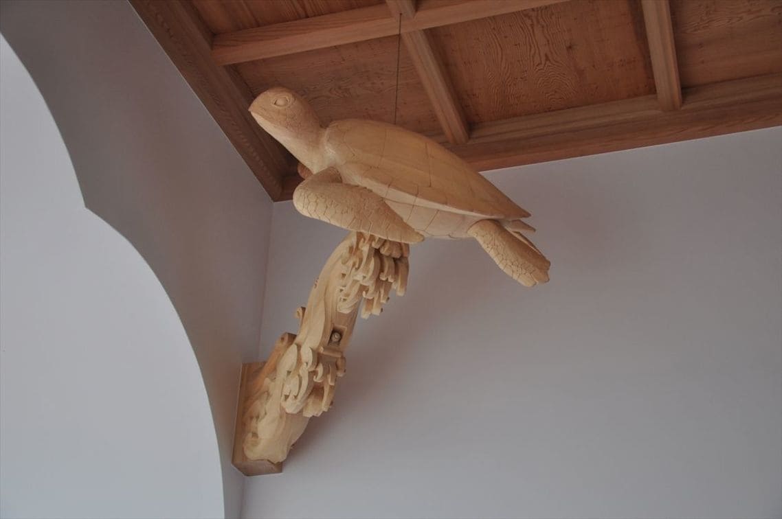楼門の天井を泳ぐカメの彫刻