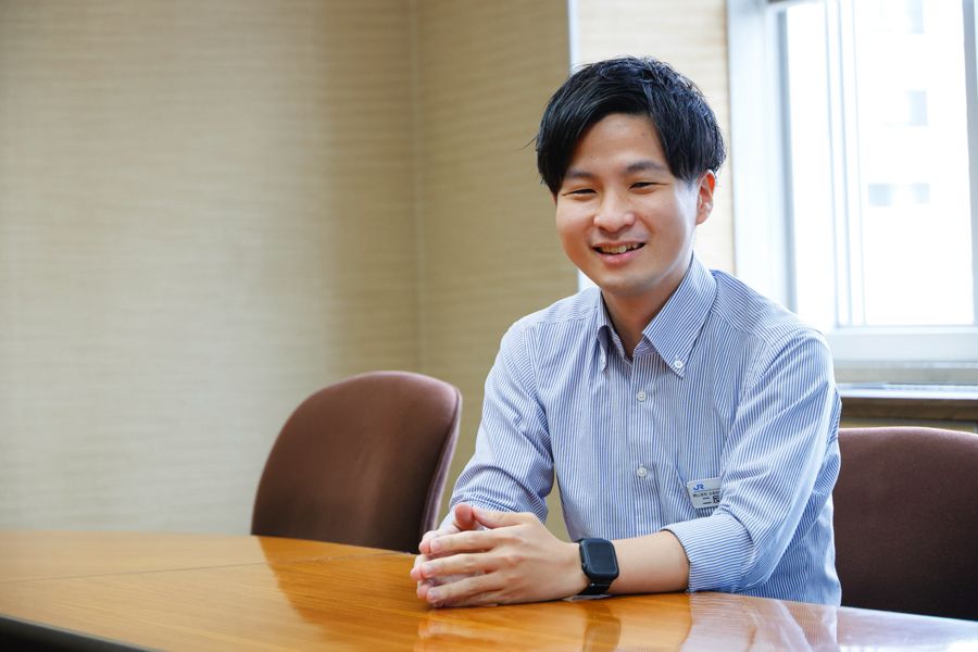 JR西日本岡山支社企画課の二反田 陽介氏。自身も県下の青果物に魅了された（写真：村上悠太）