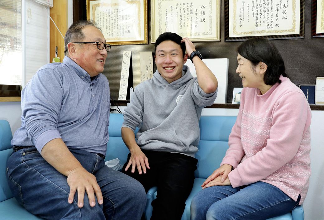 宮津航一さんと両親