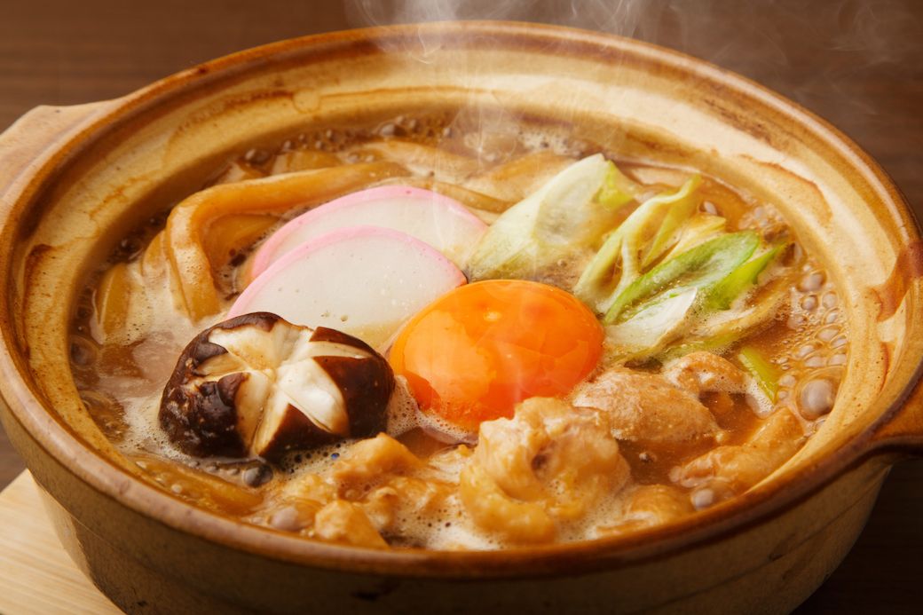 味噌煮込みうどん（写真：ささざわ／PIXTA）