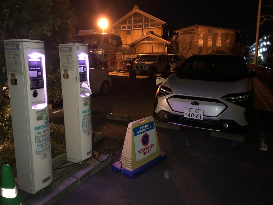 伊賀市内のホテルで夜間に出力約3kWで普通充電を行った（筆者撮影）
