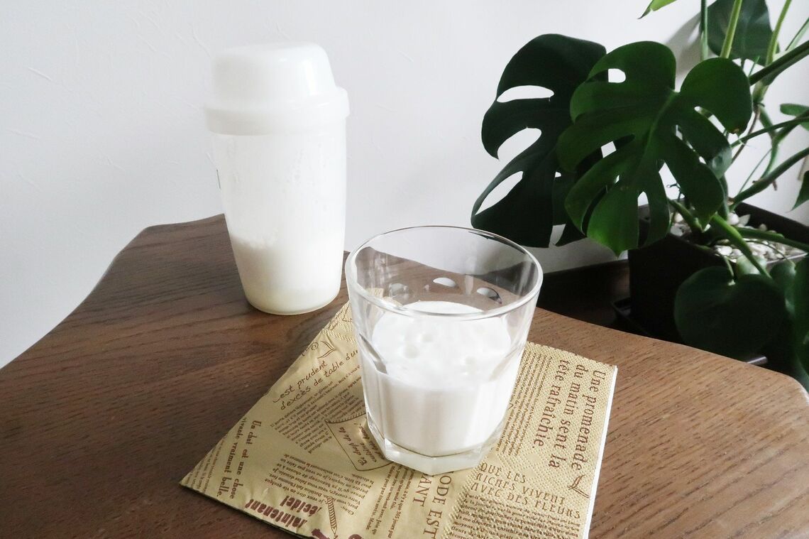 筆者作成の牛乳ラッシー。さっぱりしてい手これからの季節にピッタリ（写真：筆者撮影）