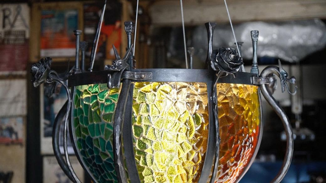 バラとドラゴンがあしらわれたランプ