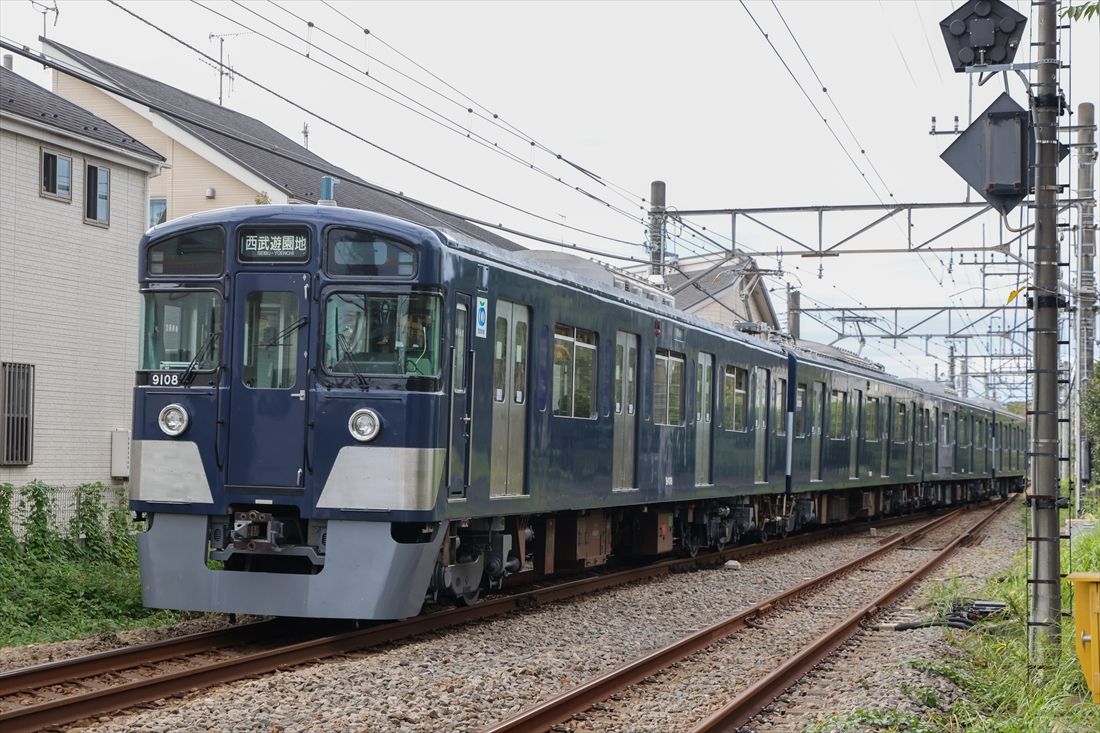 多摩湖線回田（めぐりた）信号場の西端を通過する9000系。この先の単線となった付近に村山貯水池駅（仮）があった。9000系は2020年10月から同線で営業運転を開始したが「西武遊園地」の幕はわずか5カ月で見納めとなった（筆者撮影）