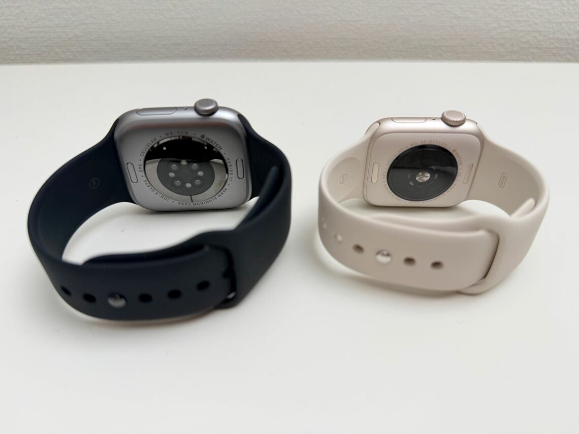 Apple Watch Series 11 46mmスペースグレー（左）と、SE 3 40mmスターライト