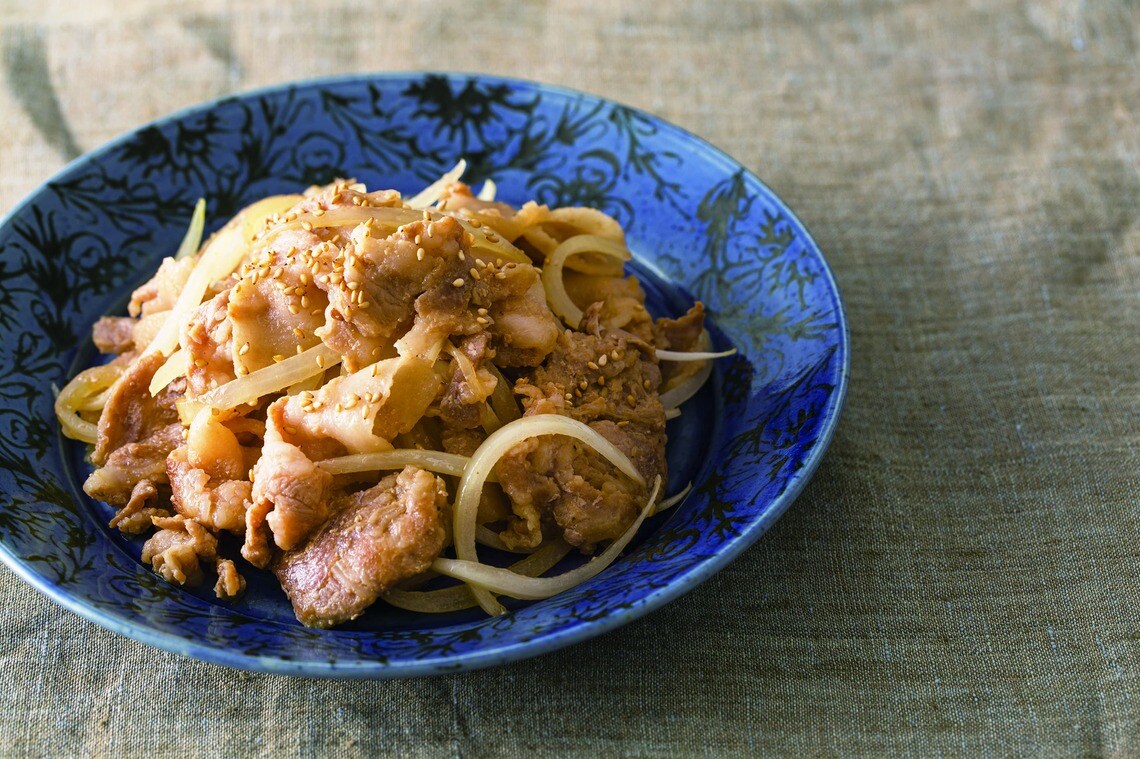 豚肉に玉ねぎの甘さがマッチ。十和田バラ焼き風の炒めもの（写真：『西川剛史のおいしすぎる冷凍レシピ』より）