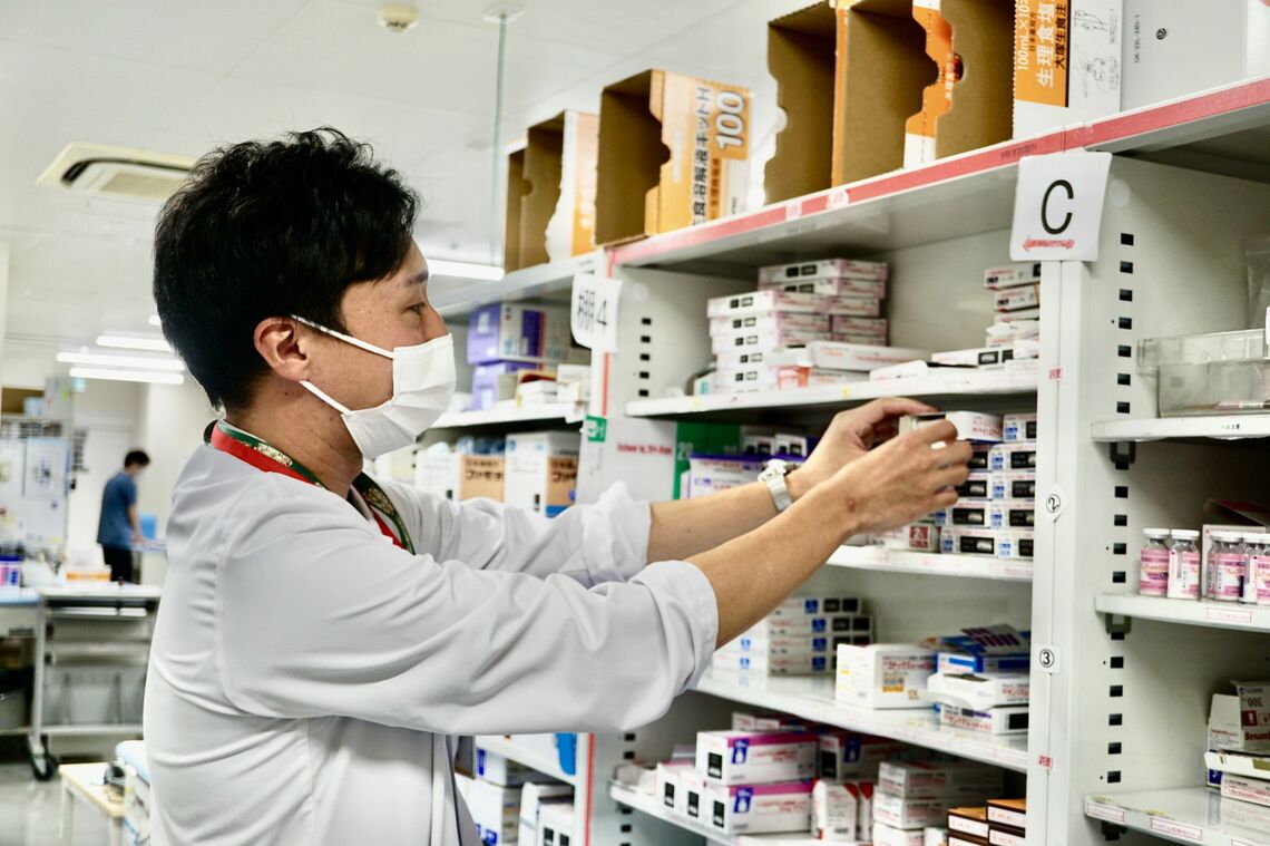抗菌薬に詳しい東京ベイ・浦安市川医療センターの並木孝哉薬剤師。セファゾリンは耐用年数が2年ほどと短く、備蓄には向かないという（写真：記者撮影）