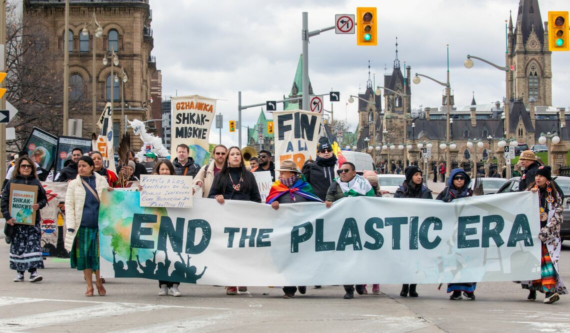 プラスチック条約に関する国際交渉の成立を求めて世界からカナダの首都オタワに集まった市民（提供：グリーンピース）