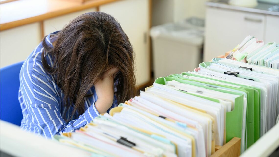 職員室で悩む女性教員