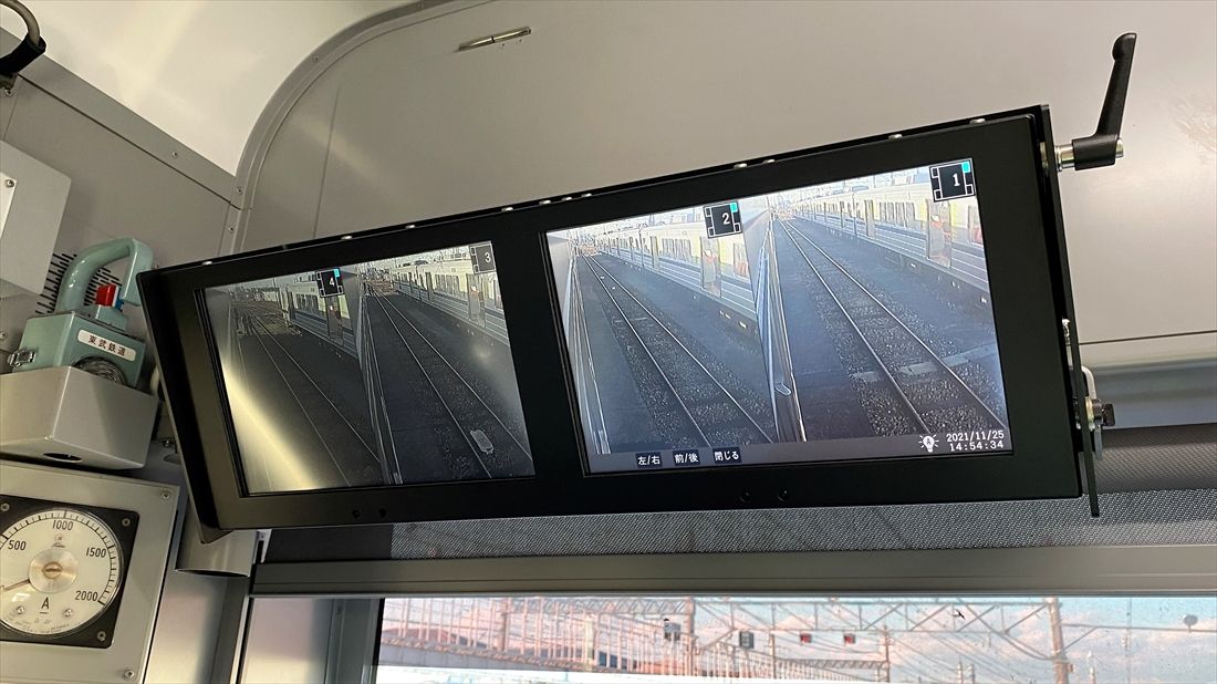 運転席の窓上にある「出発監視カメラ」のモニター（記者撮影）