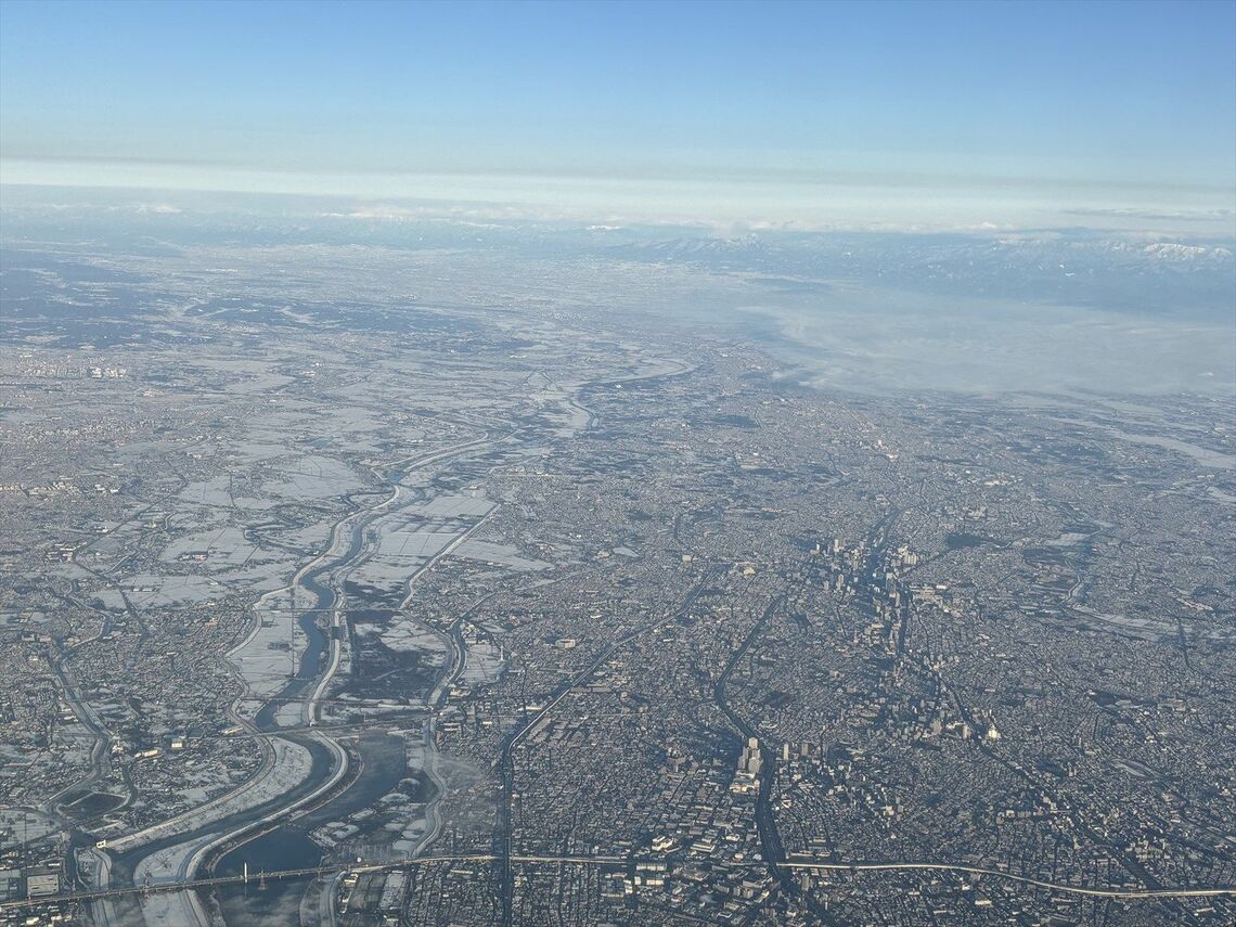 2月7日、上空から見た大雪後のさいたま市付近（筆者撮影）