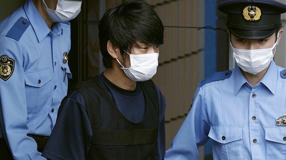 山上徹也容疑者の妹は母親に対して、「てっちゃんと私には一度も謝ってないんちゃうか」と怒ったという(写真:共同通信)