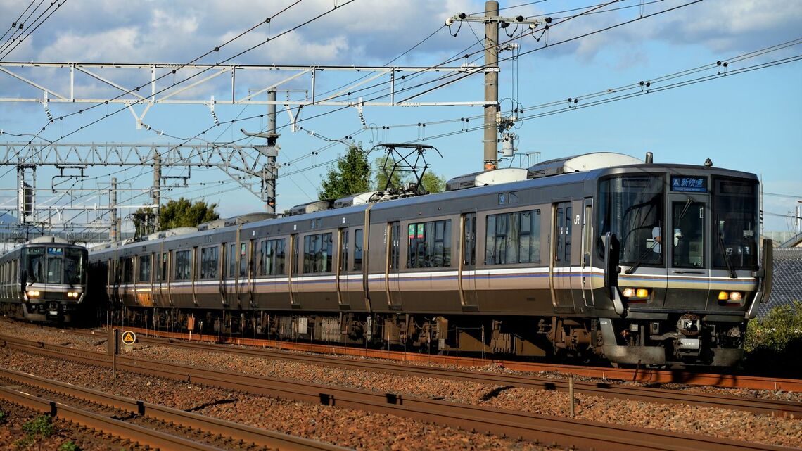 JR西日本の新快速。同社は一定期間内のICOCA定期券購入者対象に関西近郊が乗り放題の切符を発売する（写真：F4UZR／PIXTA）