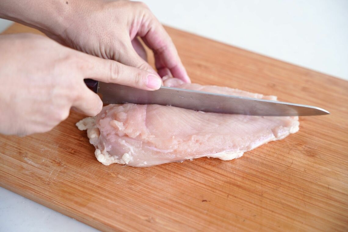 横半分に切った鶏むね肉