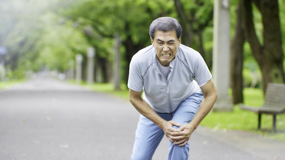 「軟骨のすり減り」の平均診断年齢は50歳だという(写真:elise/PIXTA)