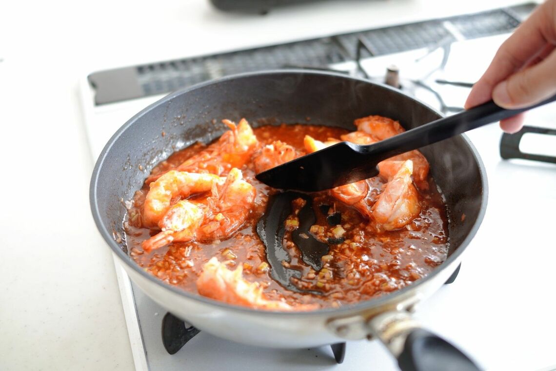 ソースをからめているところ