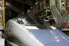 運転席の窓は戦闘機の風防のように