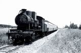 1962年、夕張鉄道の野幌バス停留所駅に入線する旅客列車（写真：江別市郷土資料館） 