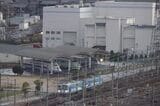 鉄道総研風洞技術センターに保存された新幹線試作車の前を走る近江鉄道の電車（撮影：南正時）