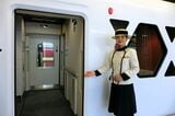 「伊予灘ものがたり」のアテンダントが浅草駅で乗客を出迎えるという不思議な光景（記者撮影）