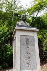 鬼怒川温泉にある護国神社には根津嘉一郎の像（撮影：鼠入昌史）