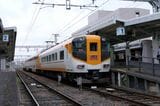 橿原線1番線で出発を待つ京都行きの特急（記者撮影）