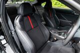 一部改良モデルのトヨタ「GR86」およびSUBARU「BRZ」のサーキット試乗会の様子（写真：三木宏章）