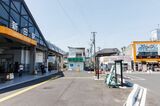 開発途上の新田駅前。新しい駅前広場と古い飲食店のアンバランスさが特徴（撮影：鼠入昌史）