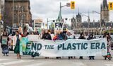 プラスチック条約に関する国際交渉の成立を求めて世界からカナダの首都オタワに集まった市民（提供：グリーンピース）