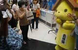 一畑電車ブース前に登場した「しまねっこ」は大人気（筆者撮影）