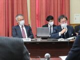 3月24日の会議で、県の専門部会委員（手前）に向かって説明するJR東海の担当者ら。左は澤田尚夫・中央新幹線推進本部副本部長