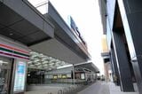 本来の駅名看板とホテルの間のスペースはわずか（記者撮影）