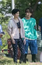 『彼女はキレイだった』埼玉県内のみさと公園で撮影中の赤楚衛二と佐久間由衣