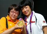 ロンドンオリンピックにて。レスリングで金メダルを獲得した小原日登美選手と（写真：小川さん提供）