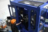 零式人機のコックピットで操縦する三日月知事（記者撮影）