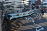 浜大津駅（当時）を出発した旧塗装時代の800系。駅を出るといきなり路面電車区間、しかも急カーブ（写真：京阪電気鉄道）