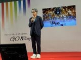 アワード授賞式で壇上からコメントする、田村淳氏（筆者撮影）