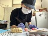 沙邦莉さんは「カワイイ」へのアンテナを常に張っている。取材時も思いつきで小さくカットした琥珀糖で練り切りをワンランクおしゃれに仕上げていた（筆者撮影）